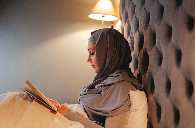 Read books before going to bed at night, it helps in falling asleep. Photo: INN